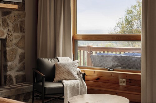 Luxury Chalet: Views, Hot Tub, Sauna, Tesla EV