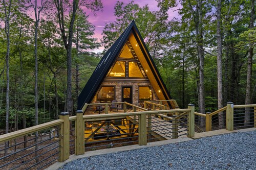 Creekside • Hot Tub • Fire Pit • 15 min to Town