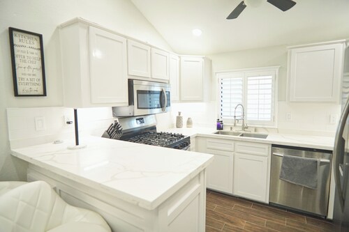3-bedroom Modern House, recently renovated and upgraded with smart lighting