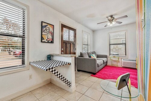 Groovy Getaway ~Less than a mile from campus!