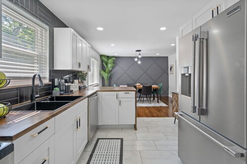 Luxury 5-bedroom House in Charming Cincinnati with Gym, AC, Grill and Smart TVs.