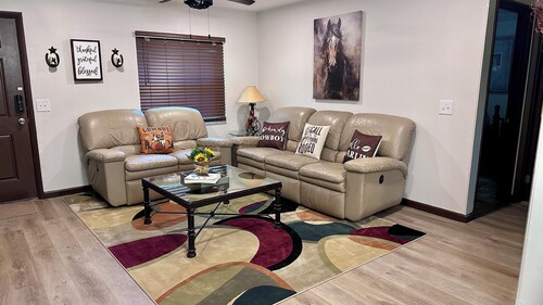 FL Themed 3/2 - WEC -PETS Welcome- Fenced Yard- Fast WI-FI- Fishing poles