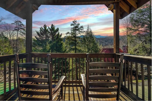 Spacious 5-bed cabin in charming Gatlinburg with AC