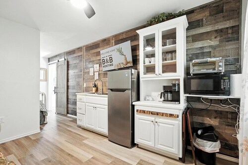 Mockingbird Lane – Cozy Rustic Retreat