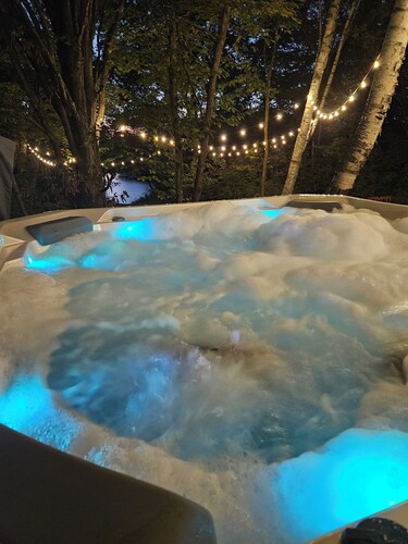 Cabin Retreat with Hot Tub