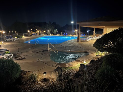 GORGEOUS TOWNHOME, 4BR, 2.5BA, 5 TV’s, fun popcorn machine, BBQ, clubhouse, pond