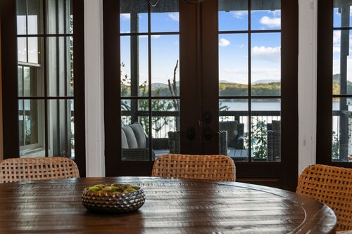 Lakeview Landing -Lakefront, Private Dock, Wood Burning Fireplace