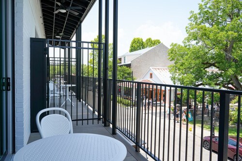 Government St. Balcony Suite 205