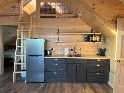 Welcoming, Country Feel, 2-bedroom newly-remodeled house with AC in Lafayette