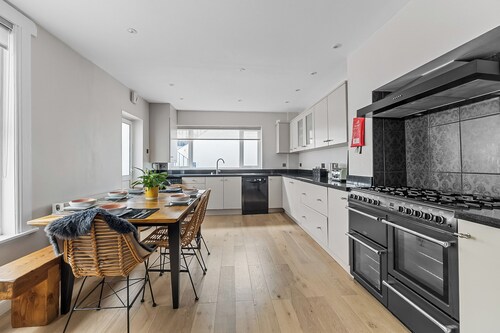 Spacious Comfortable 4 Bedroom House Close to City Centre, Barbican, Hoe & Moors