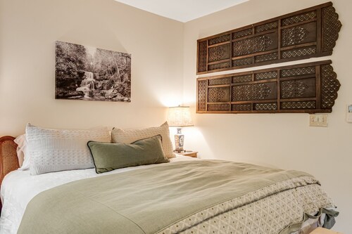 Resilience Road Cottage: Walk to Downtown Saluda, Close to Hiking & Activities!