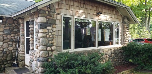Long Lake Cozy Stone Cottage - Frontage - 4 Kayaks - Fire pit - Pet friendly