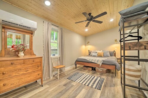 Cozy Mountainside Studio Nestled in the Trees