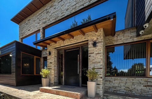 Stunning 4-Bedroom House Large Garden and Pool H61 by Apartments Bariloche