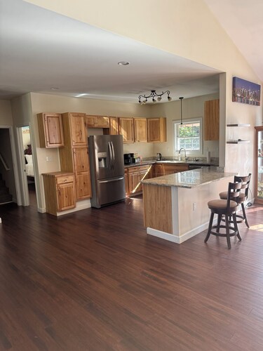 Spacious 4-bedroom house in peaceful Louisa with AC, fitness room