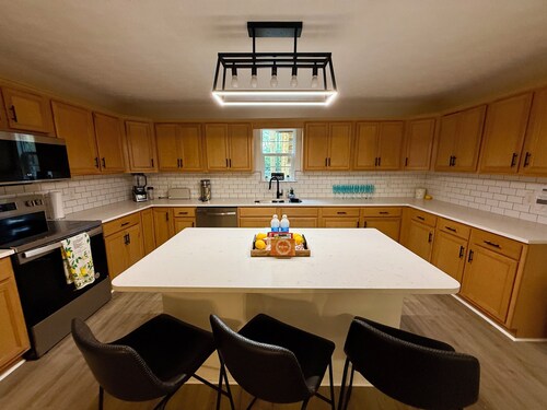 Renovated 4BR w/2 Kitchens, Garage +Fenced Yard, Relocation & Extended Stays