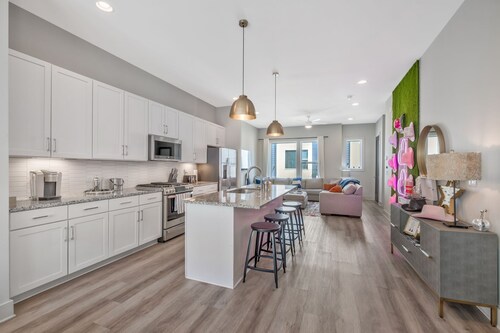 Dolly Parton Themed 4-Story House, Minutes to Downtown, Sleeps 14 Full Amenities