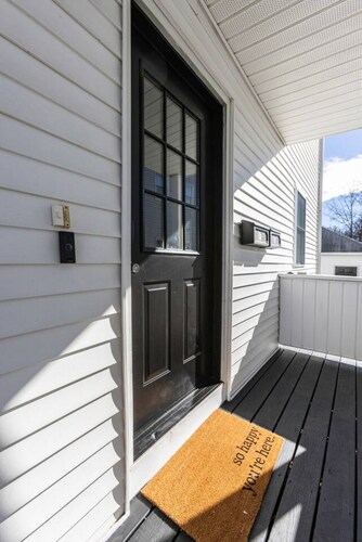 Private Classy 2nd Flr 3 Bed Apt Near Downtown