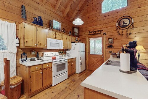 Charming rustic cabin with loft, fireplace, porch rockers & fire pit evenings