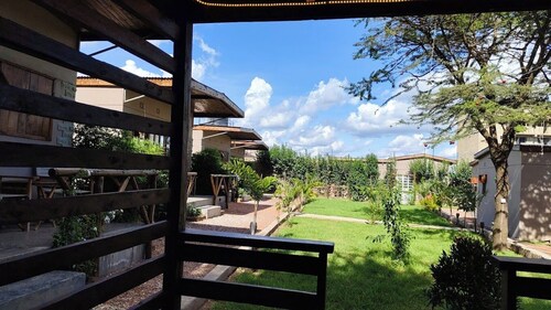 Emirishoi Cottages & Garden Bistro
