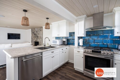 The Glistening Grape - Lakeside Getaway