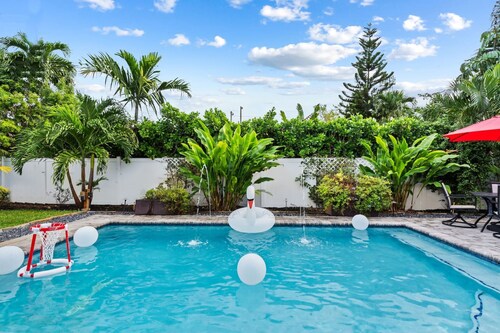Oasis Backyard With Heated Pool Oakland Park