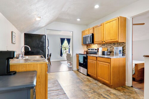 Fall Promo: NO Cleaning Fee! Fully Furnished Detached Garage Guesthouse