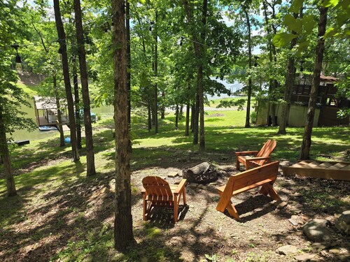 Waterfront cabin on the beautiful Lake of Egypt!