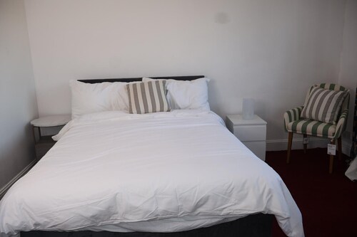 Homely 3-bedroom House close to shops and also close to the town center