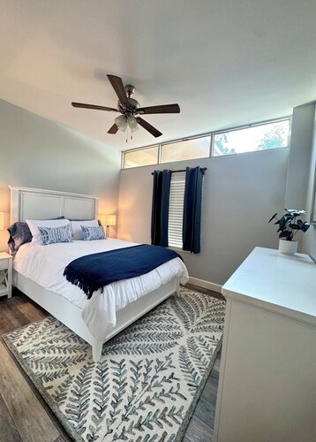 Wonderful 3bd/2ba condo w/ AC in Fort Sanders.  2 Blocks to UTK! Free Parking!
