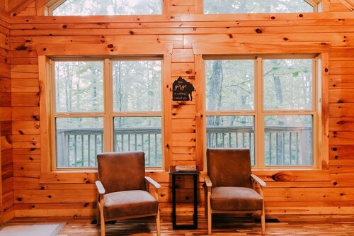 Private Identical Bedrooms Attached Baths, Firepit, Hot Tub, Wooded View