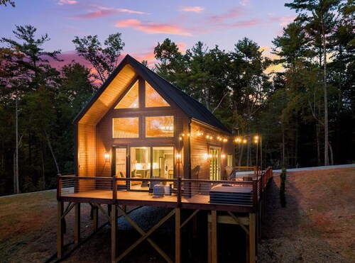 The Chestatee Cabin - Luxury Mountain Cabin - Pickleball - Hot Tub - King Beds