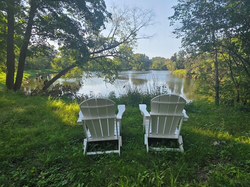Cozy Cabin on the Cedar River with direct river and bike trail access!