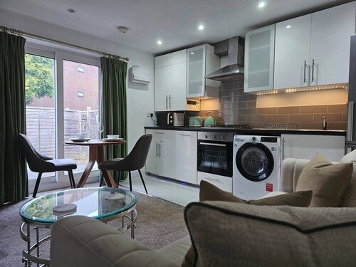 Stay Zen Apartments - Garden & Free Parking Woking