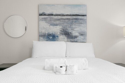 NEW Soho Sanctuary - Gorgeous Apartment Steps to S Howard Ave With Fenced Yard