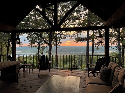 Charming cabin with amazing deck overlooking Lake Tenkiller