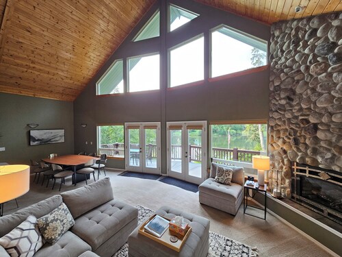 3 BR Waterfront retreat, great deck, beaches, fireplace & game room