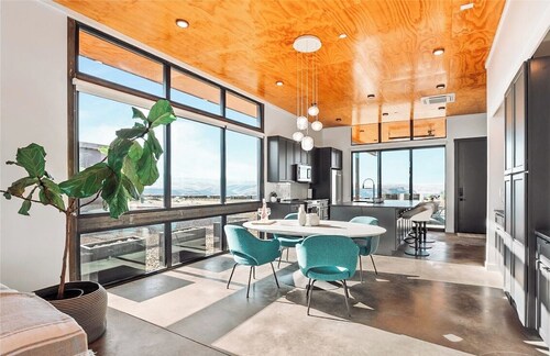 Luxe Winery Spa Retreat with Columbia Gorge & Lake Views 2bd/2ba