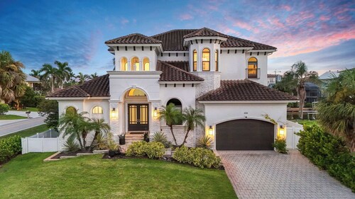 Spacious Luxury Waterfront Retreat with Pool & Spa