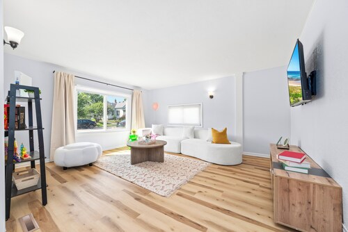 Retro Quirky 4BR Gem near Mpls Downtown, UMN, US Bank & Huntington Stadiums