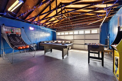 Relaxing Getaway w/ Game Room, Pickleball & More
