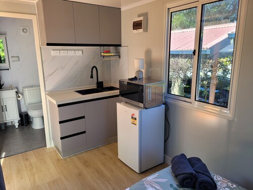 Frankie Manor is a unique pet friendly Tiny home located in Waratah.