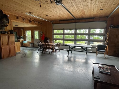 Mountainside Cabin – Bristol, Vermont
Unplug. Relax. Reconnect with Nature.