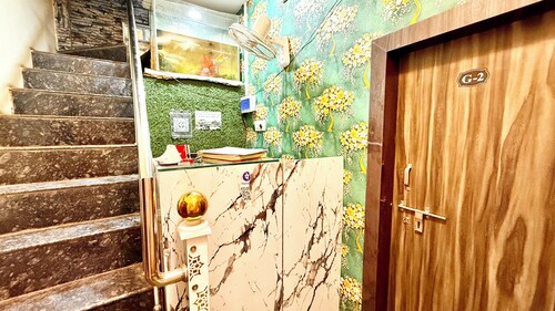 Hotel S Elite - near Temple & Station