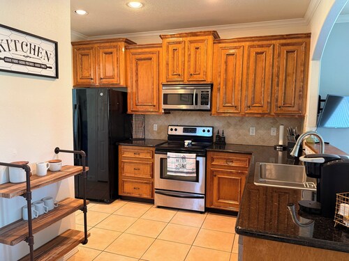 Charming 3-bedroom house in Lake Conroe, community pool and gym.