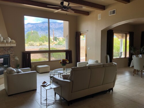 Balloon Fiesta getaway in serene North Albuquerque Acres