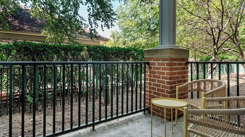 Landing Amazing 2bd, Gym, Pool