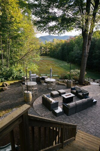 11 Acre Estate ~ Guest House ~ Private Golf Course ~ River & Pond ~ Hot Tub