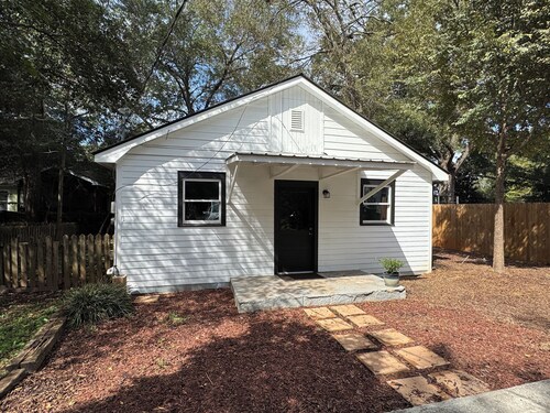 Located near UGA, Normaltown, & Downtown Athens. Charming 2-bed cottage w/ AC.