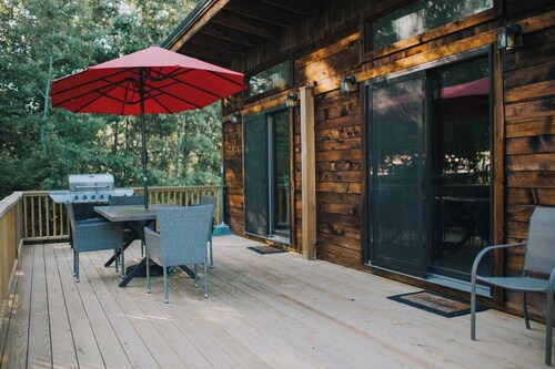 Umana's Cabin, cozy, comfy, 5+ acres of land